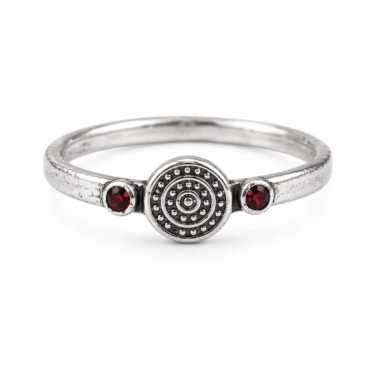 Silver pattern garnet stone ring