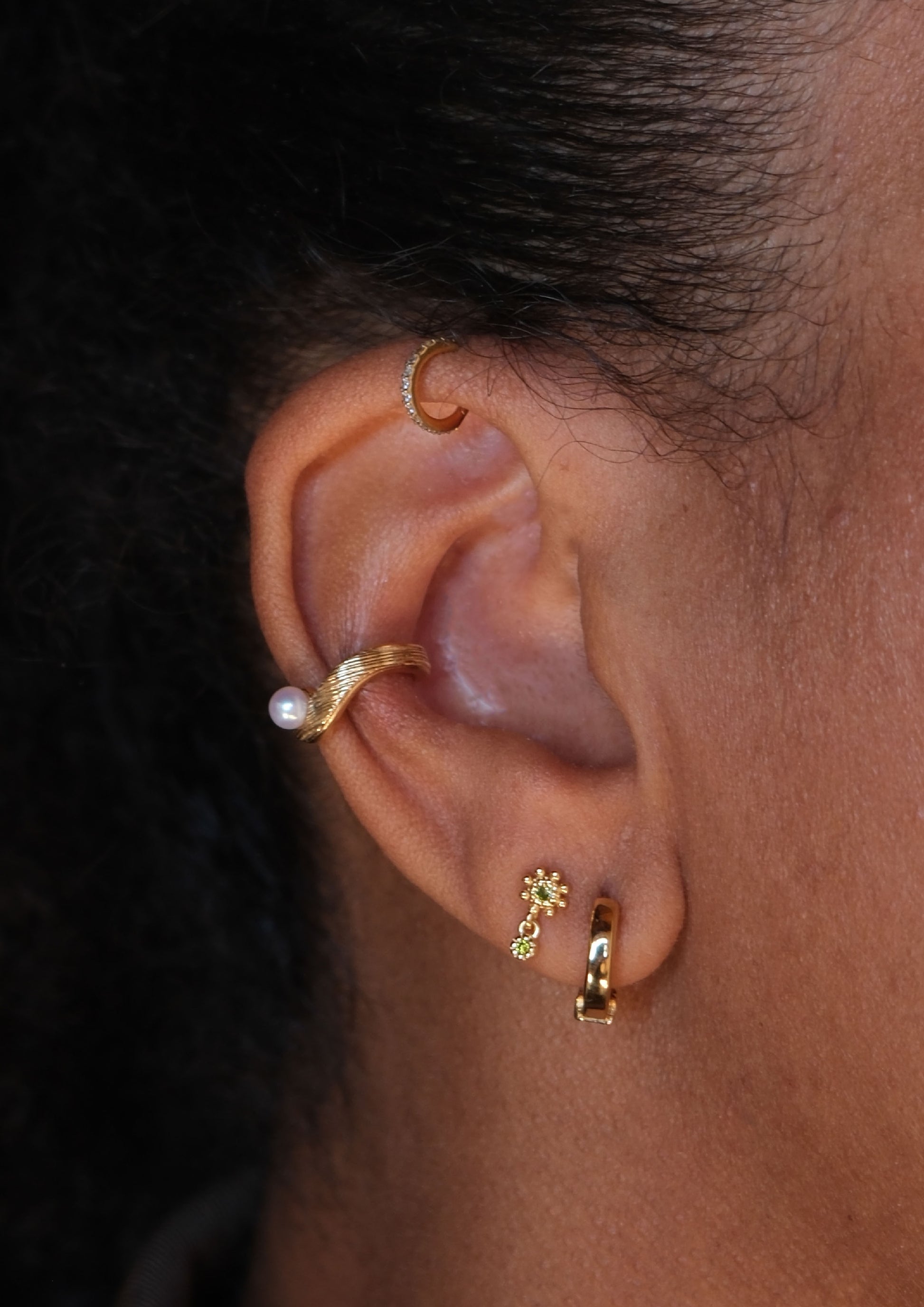 Silver flower peridot stud