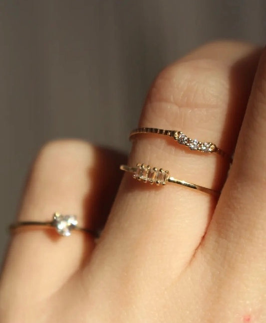 Ring 14 crt gold bow zircon ring